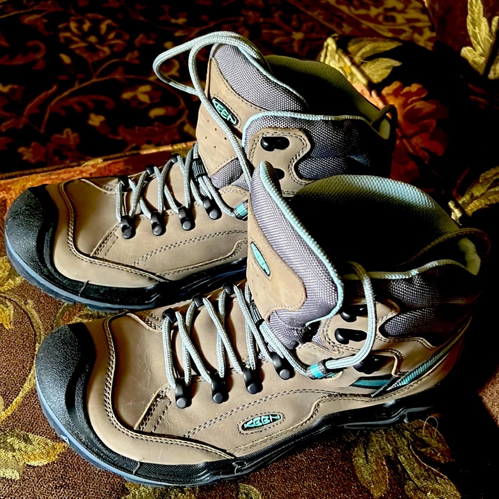 NEW Keen womens waterproof boots size 11